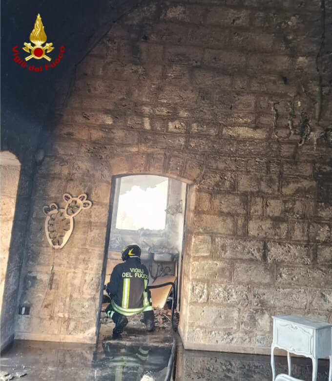 Galleria foto 'Incendi nel Barese: a Conversano in fiamme un’auto, a Capurso brucia un casolare' - foto 4