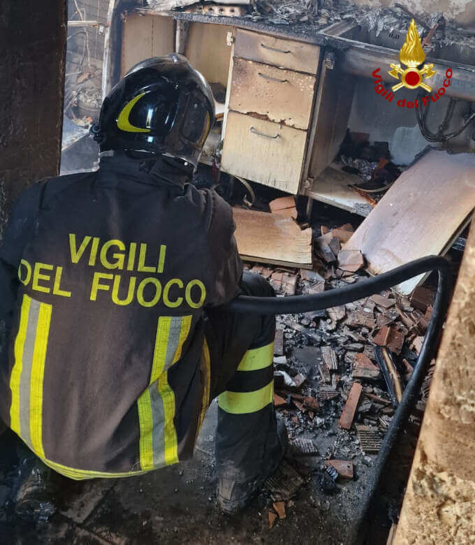 Galleria foto 'Incendi nel Barese: a Conversano in fiamme un’auto, a Capurso brucia un casolare' - foto 3