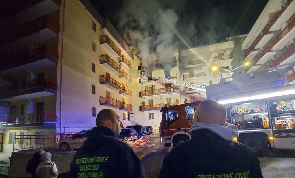 Galleria foto 'Incendio in un appartamento al quarto piano a Castellaneta: 72enne salvata dai vigili del fuoco' - foto 1