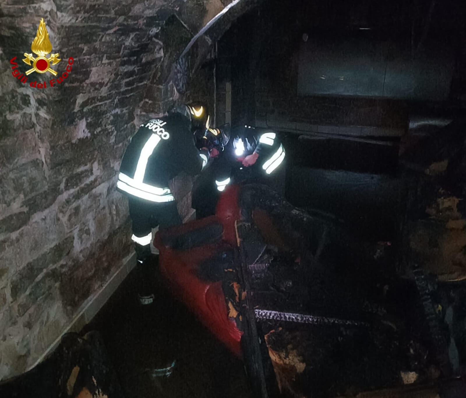 Incendio in un deposito nel centro storico di Ruvo di Puglia: intervengono i vigili del fuoco Incendio in un deposito nel centro storico di Ruvo di Puglia: intervengono i vigili del fuoco