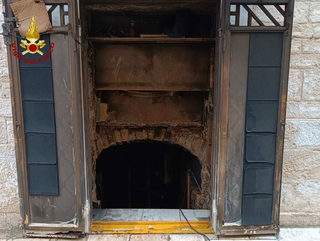 Galleria foto 'Incendio in un deposito nel centro storico di Ruvo di Puglia: intervengono i vigili del fuoco' - foto 2