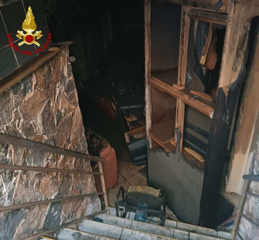 Galleria foto 'Incendio in un deposito nel centro storico di Ruvo di Puglia: intervengono i vigili del fuoco' - foto 1