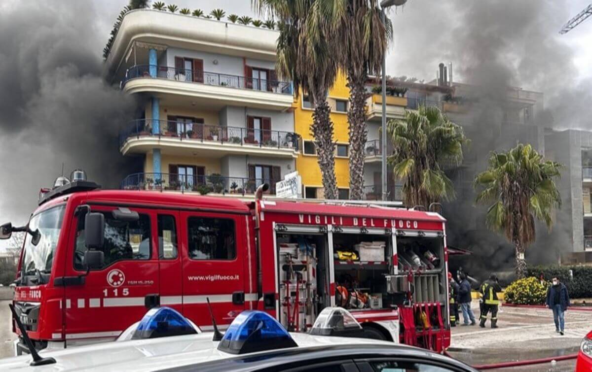 Paura a Ruvo di Puglia, divampa l’incendio in un’azienda: alcuni alunni lasciano la scuola – VIDEO