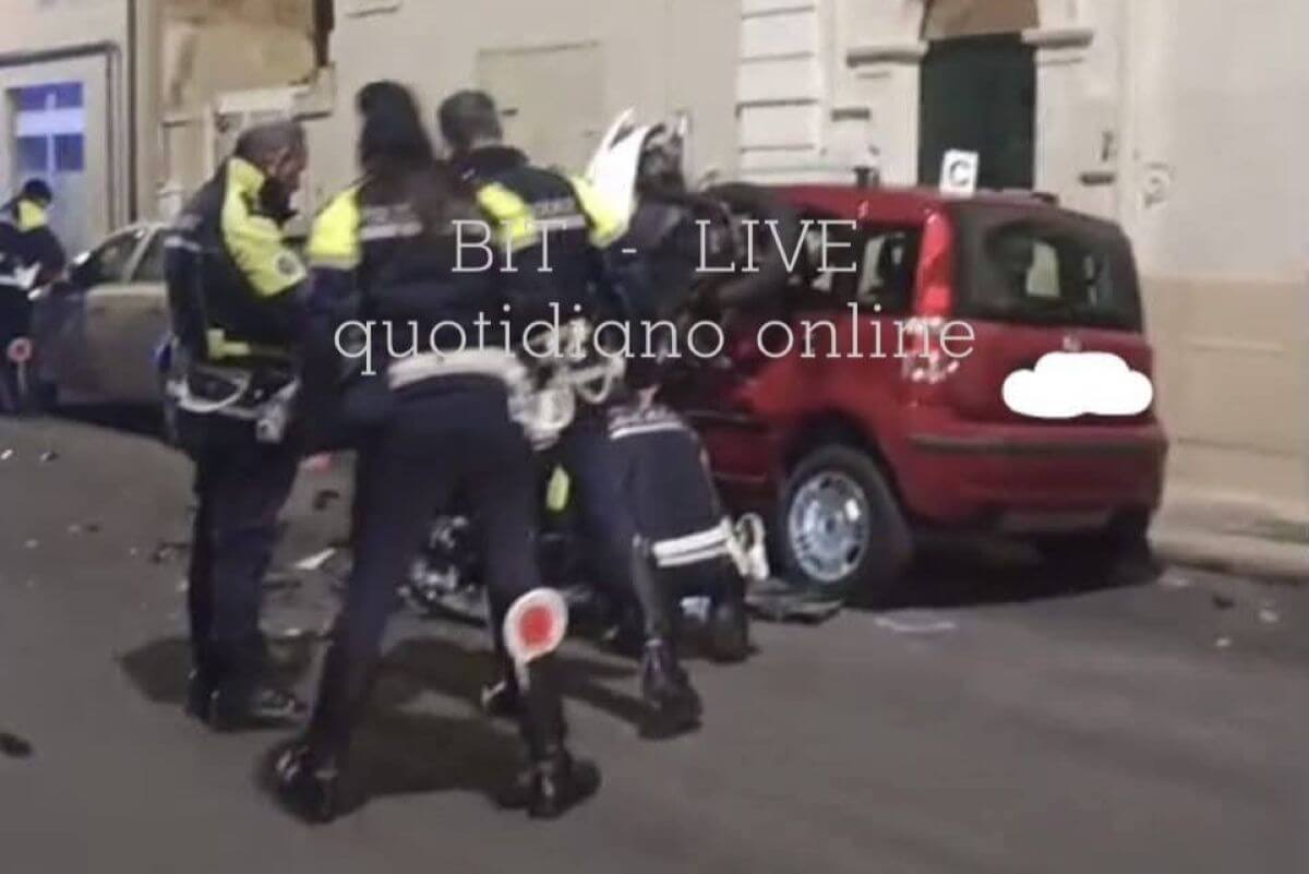 Bari, perde il controllo della moto e finisce contro un’auto parcheggiata: grave un centauro Bari, perde il controllo della moto e finisce contro un’auto parcheggiata: grave un centauro