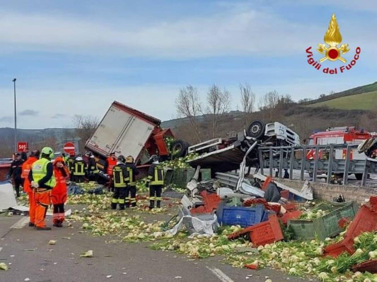 Incidente mortale sulla Basentana, dopo oltre 12 ore strada riaperta al traffico Incidente mortale sulla Basentana, dopo oltre 12 ore strada riaperta al traffico