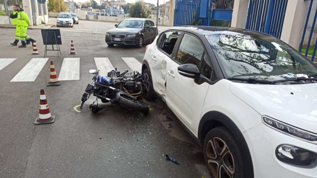 Galleria foto 'Brindisi, perde il controllo della moto e finisce contro un’auto: muore un 21enne' - foto 1