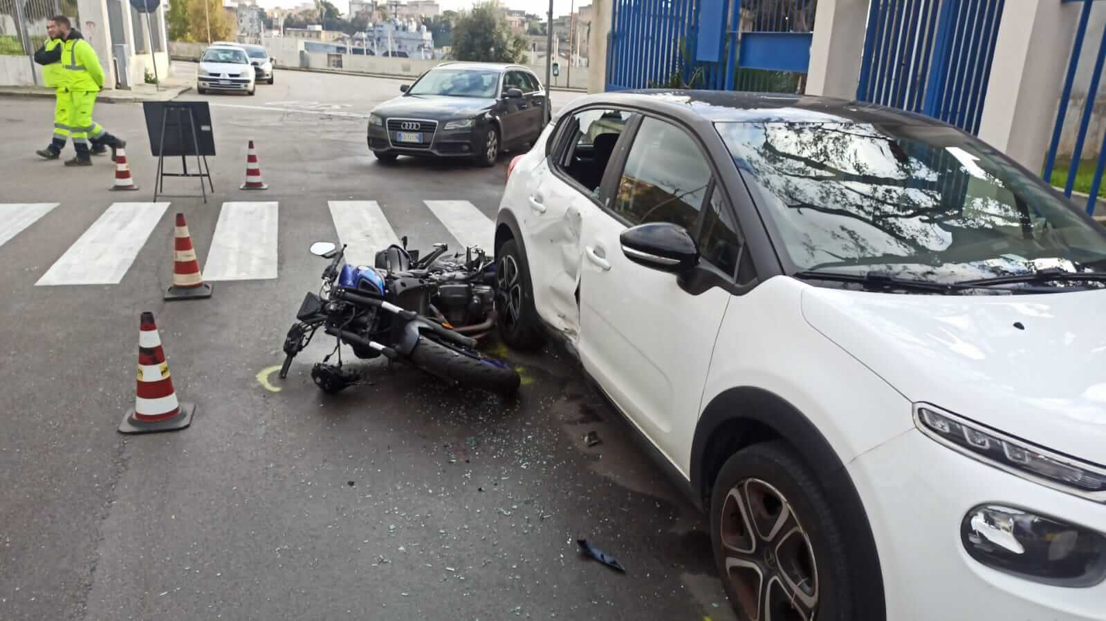 Brindisi, perde il controllo della moto e finisce contro un’auto: muore un 21enne