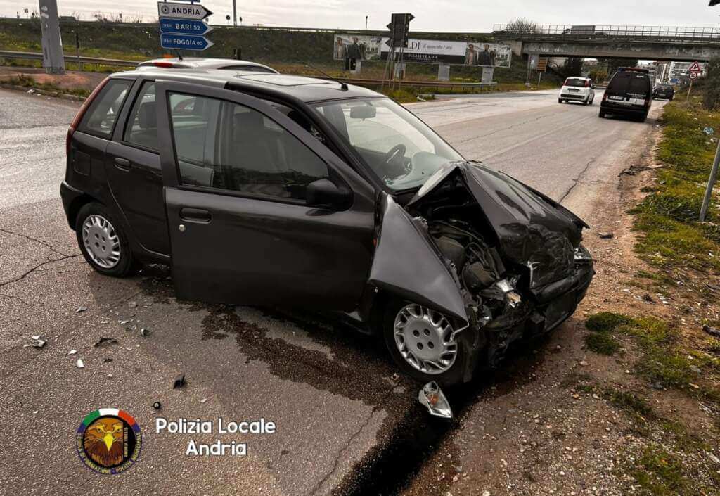 Galleria foto 'Incidente sulla provinciale tra Andria e Bisceglie: feriti i conducenti di un’auto e un furgone' - foto 2