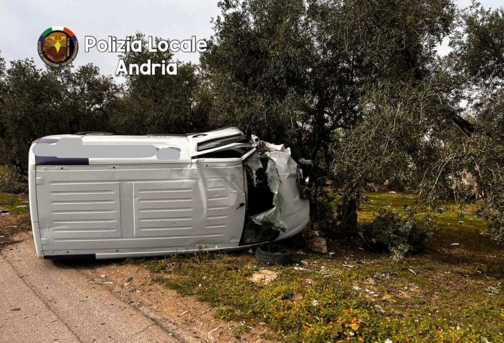 Galleria foto 'Incidente sulla provinciale tra Andria e Bisceglie: feriti i conducenti di un’auto e un furgone' - foto 1