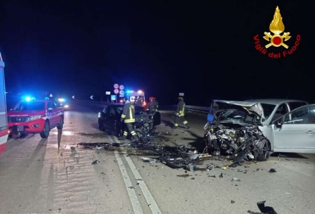 Galleria foto 'Incidente nel Brindisino, scontro frontale tra una Tesla e una Renault: due feriti in ospedale' - foto 1