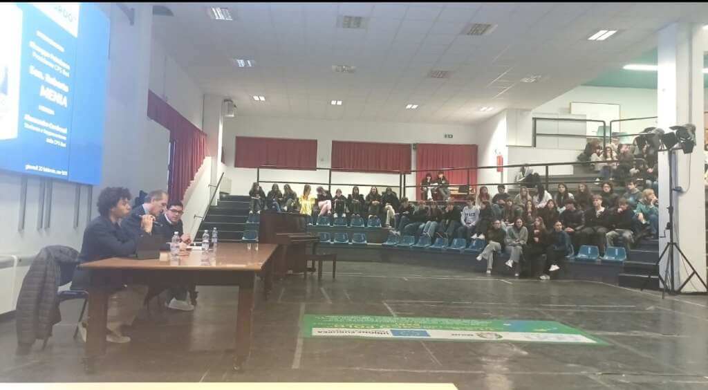 Galleria foto 'Il senatore Menia a scuola per un evento sul Giorno del ricordo: polemiche e tensioni a Bari' - foto 1