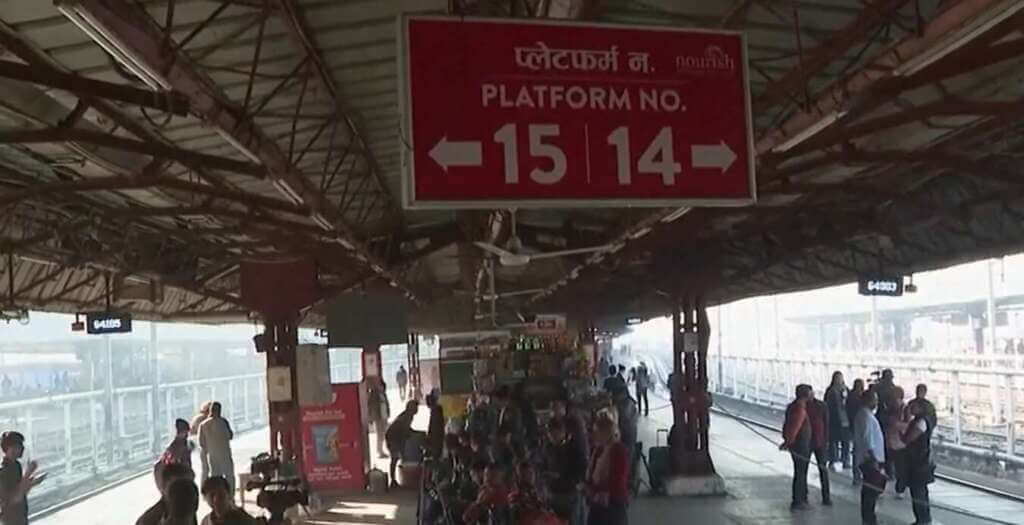Galleria foto 'India, almeno 18 morti nella calca della stazione ferroviaria di New Dheli' - foto 1