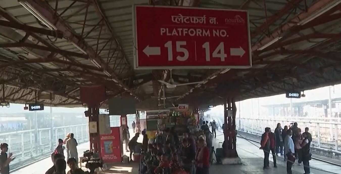 India, almeno 18 morti nella calca della stazione ferroviaria di New Dheli India, almeno 18 morti nella calca della stazione ferroviaria di New Dheli
