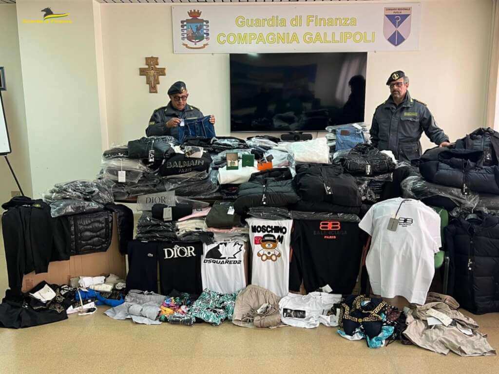 Galleria foto 'Indumenti, giocattoli e anche un Rolex: sequestrati oltre 10mila prodotti contraffatti nel Salento' - foto 1