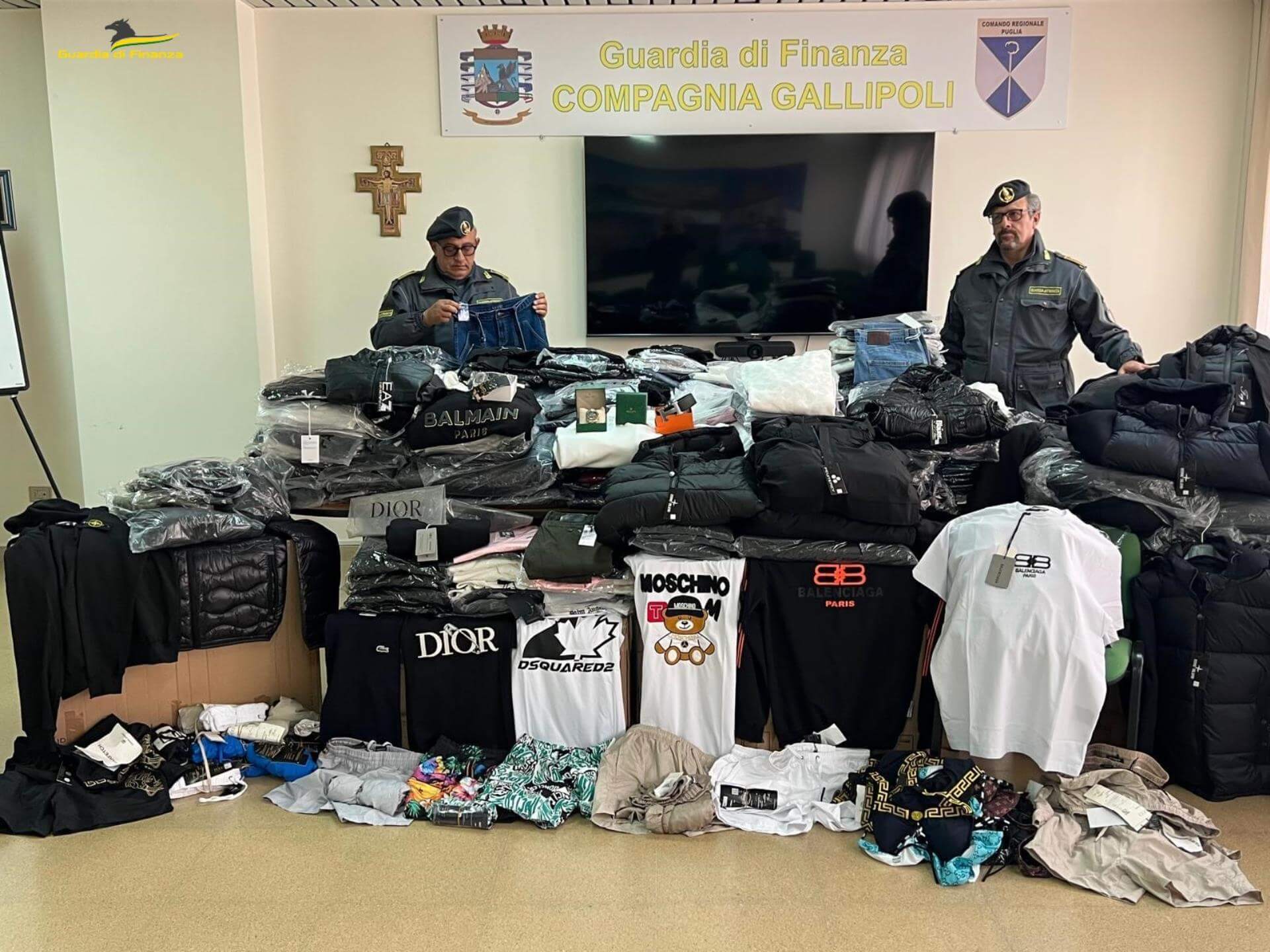 Indumenti, giocattoli e anche un Rolex: sequestrati oltre 10mila prodotti contraffatti nel Salento