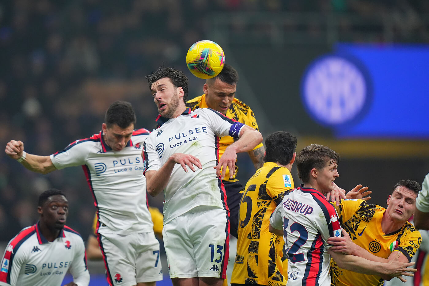Serie A, l’Inter soffre ma vince: Genoa battuto di misura e primo posto in classifica Serie A, l’Inter soffre ma vince: Genoa battuto di misura e primo posto in classifica