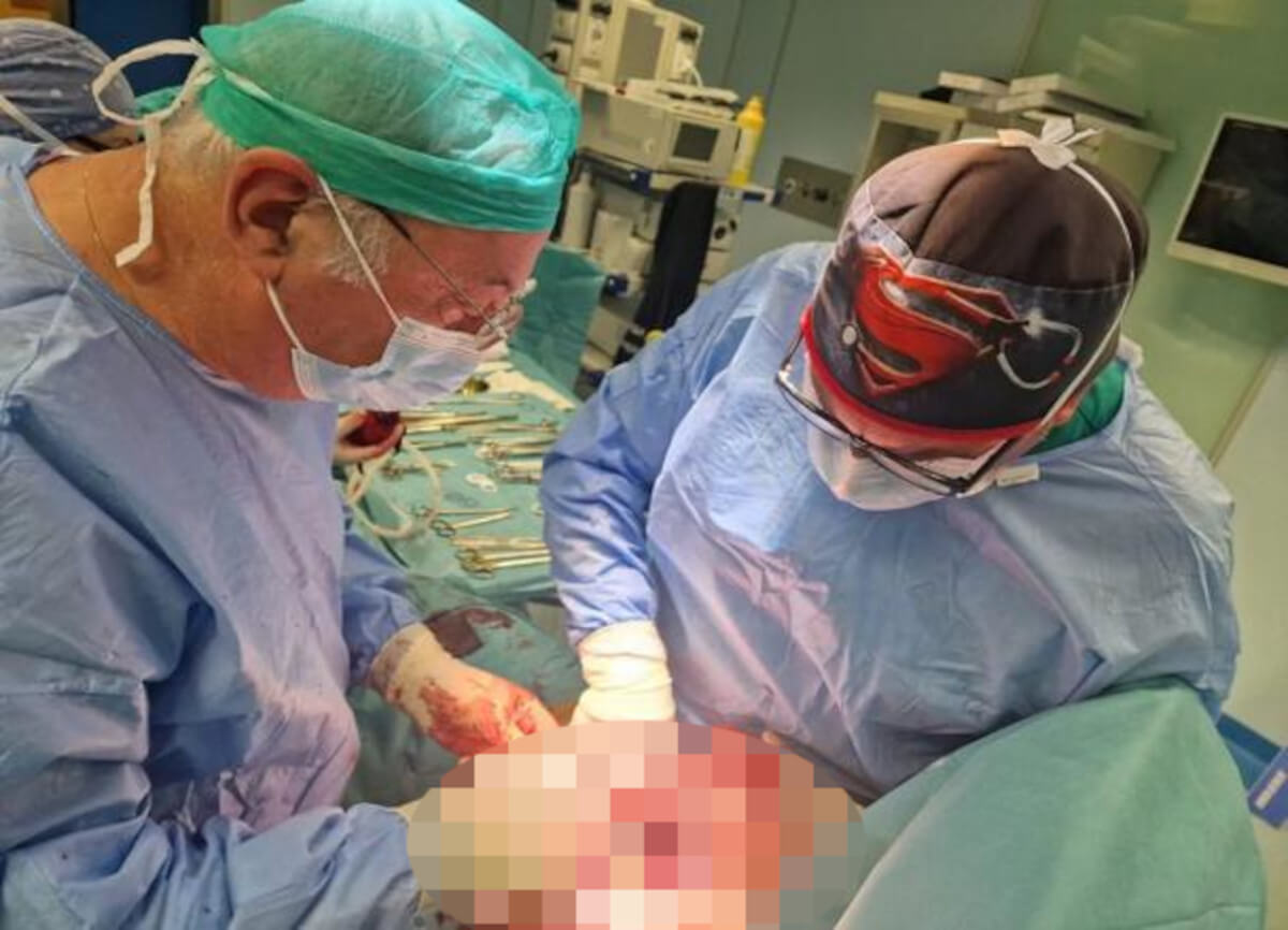 Bari, 57enne arriva in ospedale con un grosso tumore al torace: salvato alla Mater Dei Bari, 57enne arriva in ospedale con un grosso tumore al torace: salvato alla Mater Dei