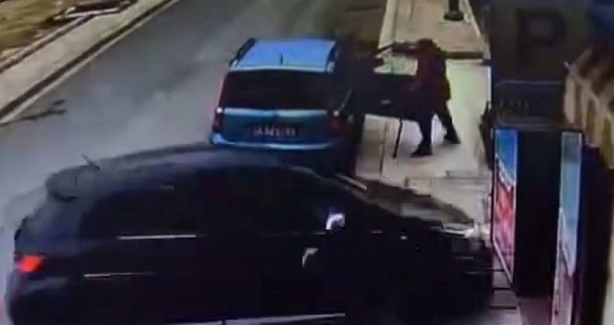 Cerignola, donna in stampelle viene investita dopo essere scesa dall’auto: immagini shock – VIDEO Cerignola, donna in stampelle viene investita dopo essere scesa dall’auto: immagini shock – VIDEO