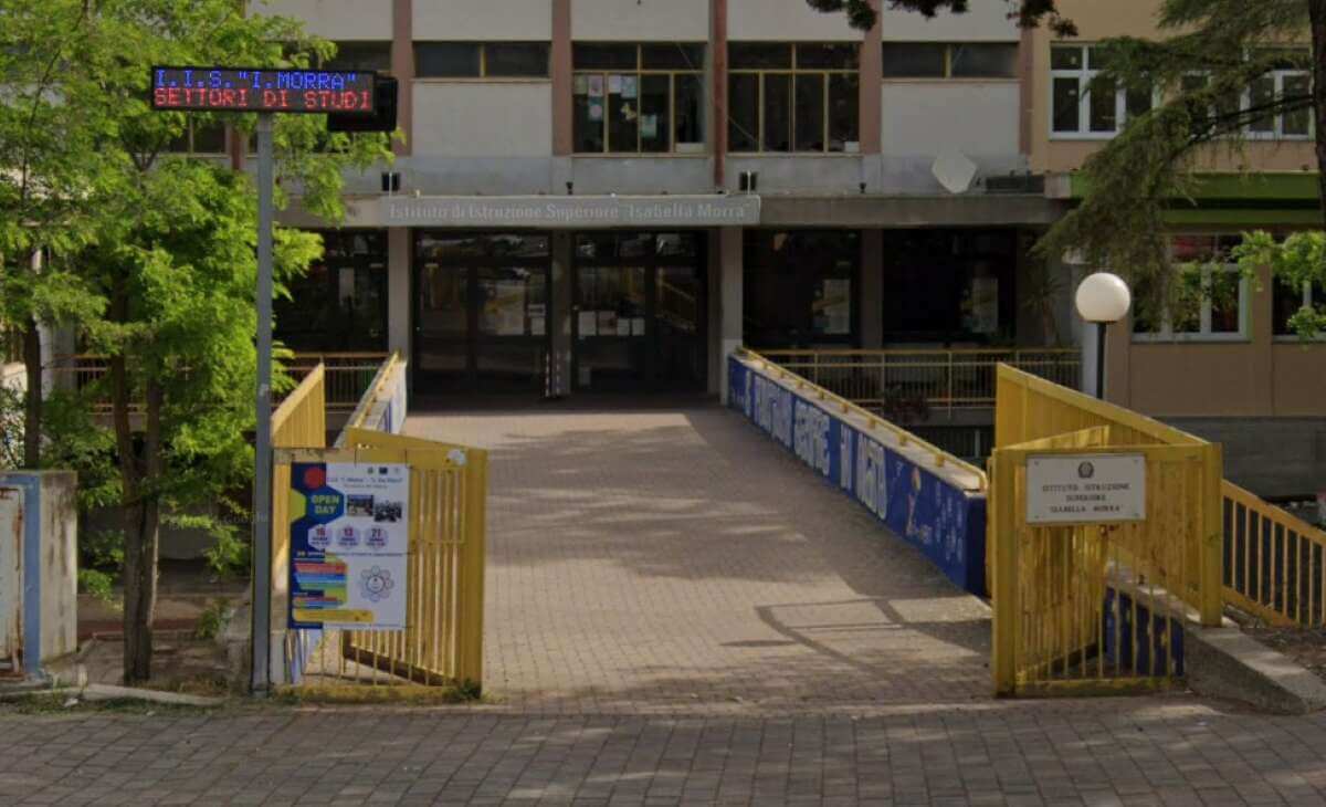 Matera, scricchiolii e crepe in un pilastro: «L’Istituto Morra è in sicurezza e riaprirà il 25 febbraio» Matera, scricchiolii e crepe in un pilastro: «L’Istituto Morra è in sicurezza e riaprirà il 25 febbraio»