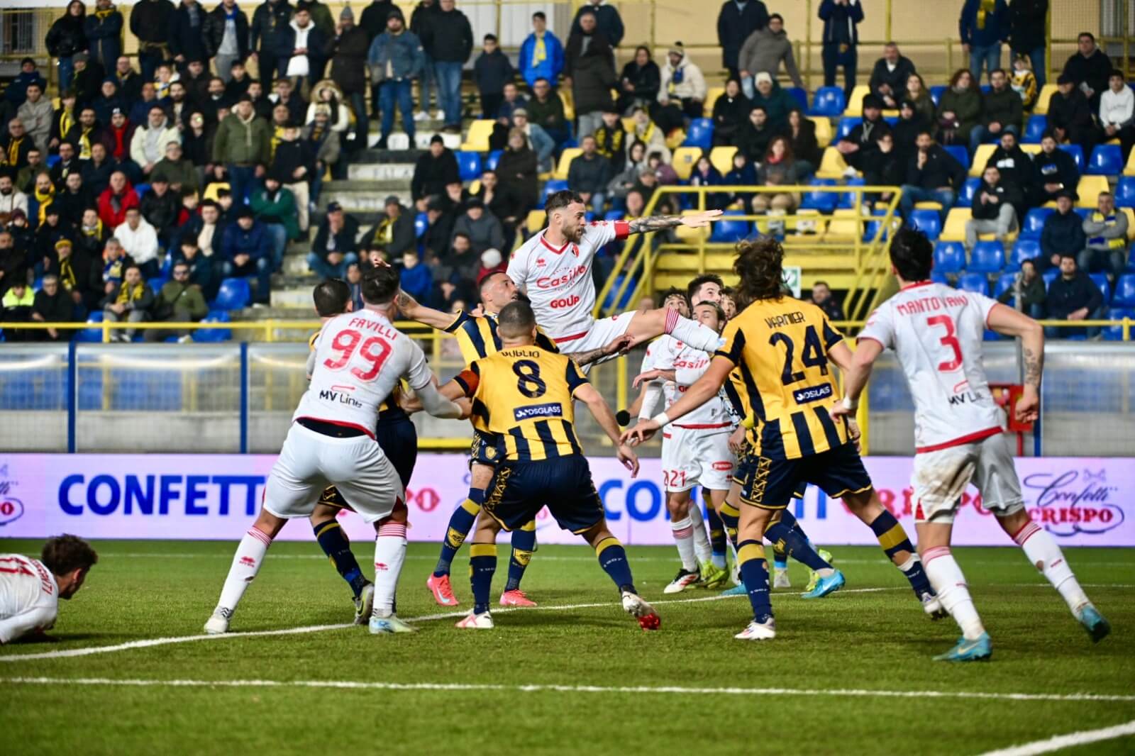 Serie B, la Juve Stabia spazza via il Bari: 3-1 al “Menti”. Inutile il gol di Pereiro Serie B, la Juve Stabia spazza via il Bari: 3-1 al “Menti”. Inutile il gol di Pereiro