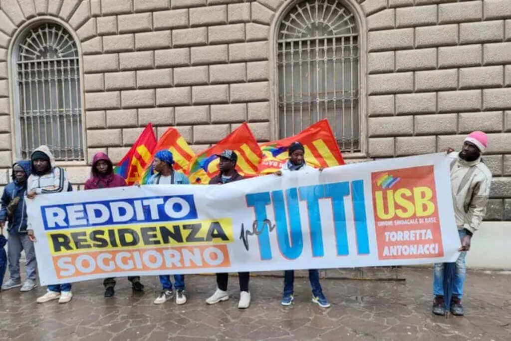 Galleria foto 'Foggia, migranti protestano davanti alla Prefettura: «Troppi diritti negati»' - foto 1