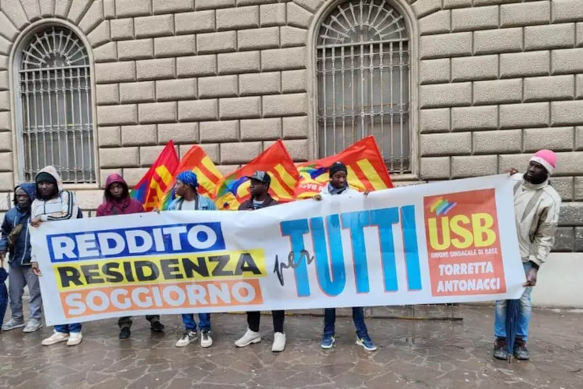 Foggia, migranti protestano davanti alla Prefettura: «Troppi diritti negati» Foggia, migranti protestano davanti alla Prefettura: «Troppi diritti negati»