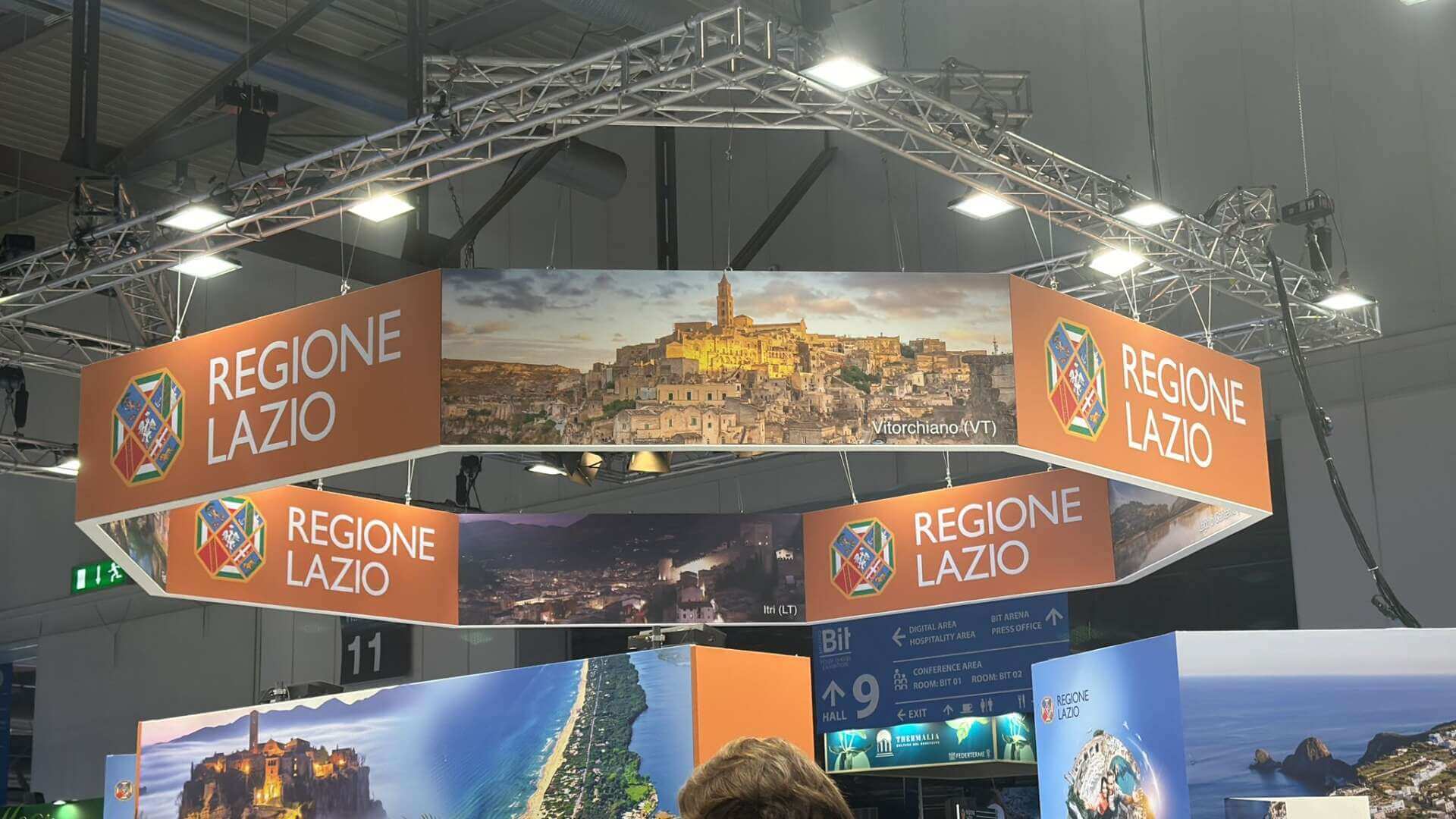 Figuraccia alla Bit Milano: la Regione Lazio usa una foto di Matera nello stand ufficiale. Arrivano le scuse – VIDEO