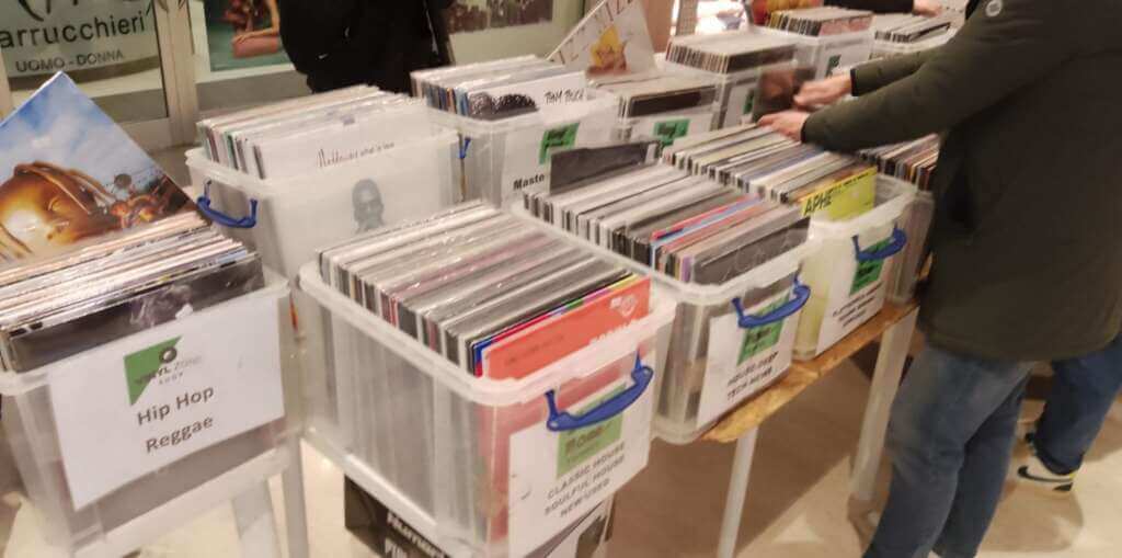 Galleria foto 'Bari, targhe con Benito Mussolini esposte nel mercatino vintage di Japigia: scatta la denuncia' - foto 1
