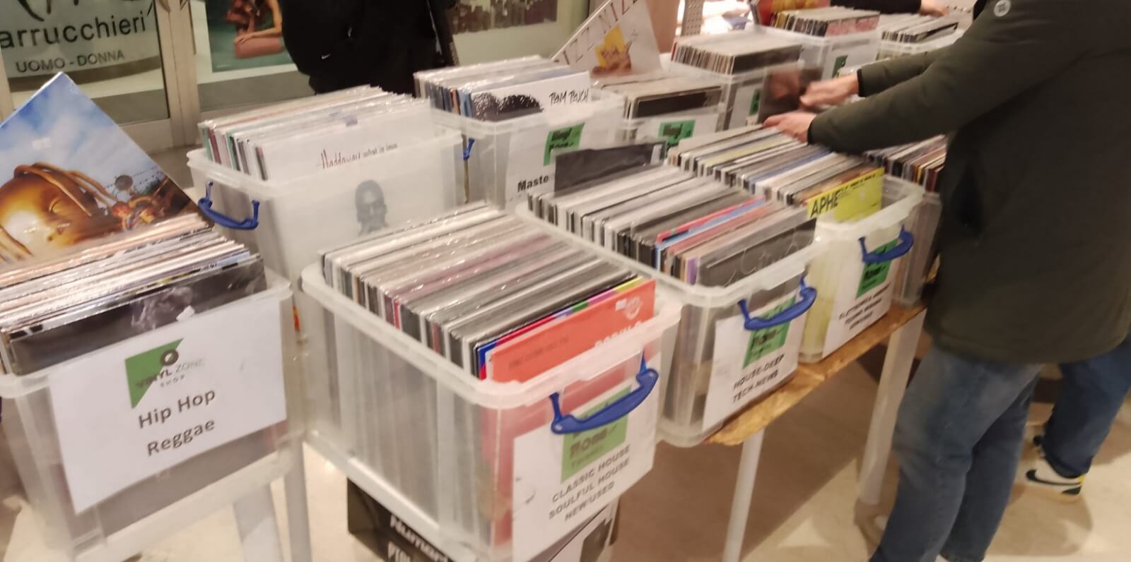 Bari, targhe con Benito Mussolini esposte nel mercatino vintage di Japigia: scatta la denuncia Bari, targhe con Benito Mussolini esposte nel mercatino vintage di Japigia: scatta la denuncia