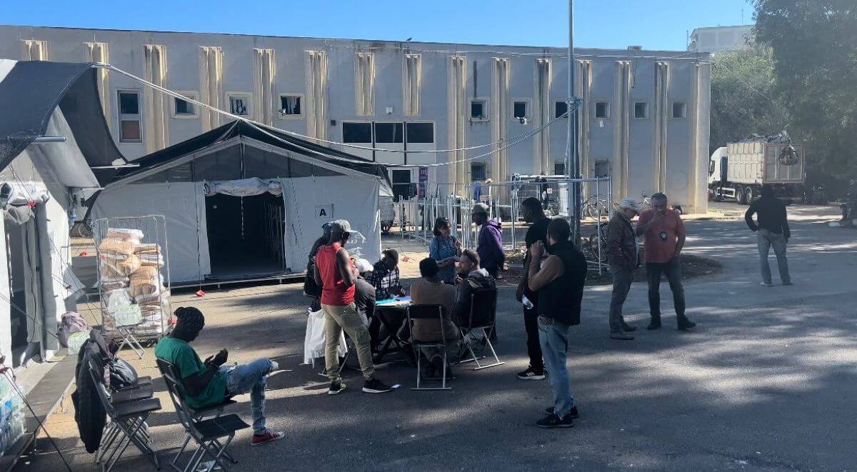 Brindisi, i migranti saranno trasferiti nel fabbricato confiscato alla mafia. Che sarà del dormitorio?