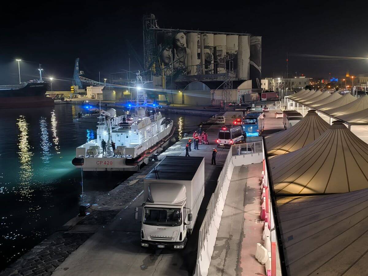 Terra per 43 migranti, dal bunker albanese al Cara di Bari: scoppia la protesta al porto Terra per 43 migranti, dal bunker albanese al Cara di Bari: scoppia la protesta al porto