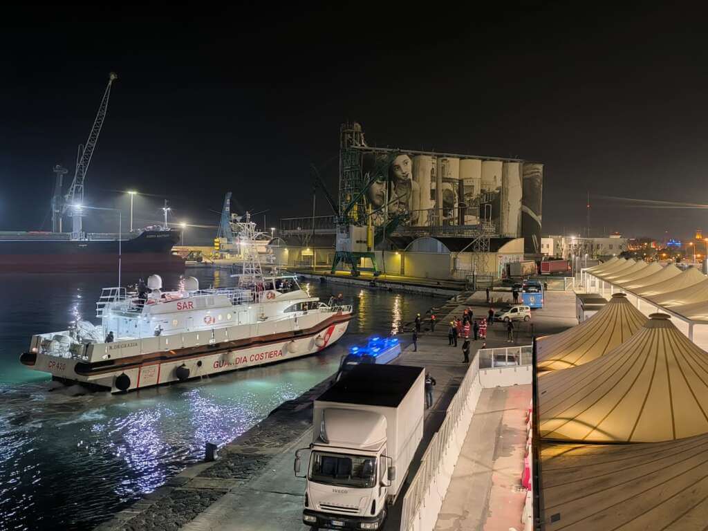 Sbarcati a Bari i 43 migranti partiti dall’Albania. Le prime cure e il trasferimento nel Cara – FOTO