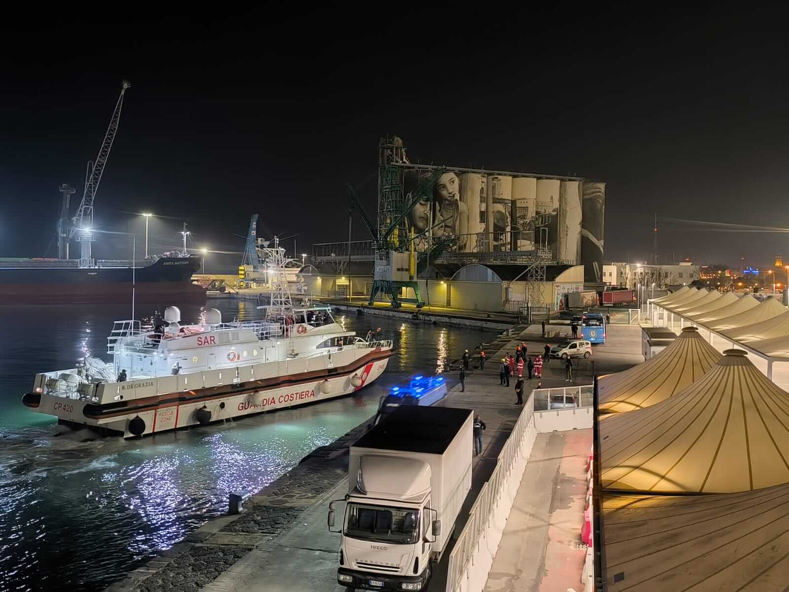 Sbarcati a Bari i 43 migranti partiti dall’Albania. Le prime cure e il trasferimento nel Cara – FOTO