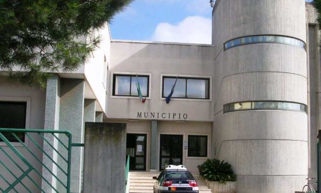 Galleria foto 'Offese e minacce a vicesindaca e assessora nel Brindisino: il paese cosparso di bigliettini' - foto 1