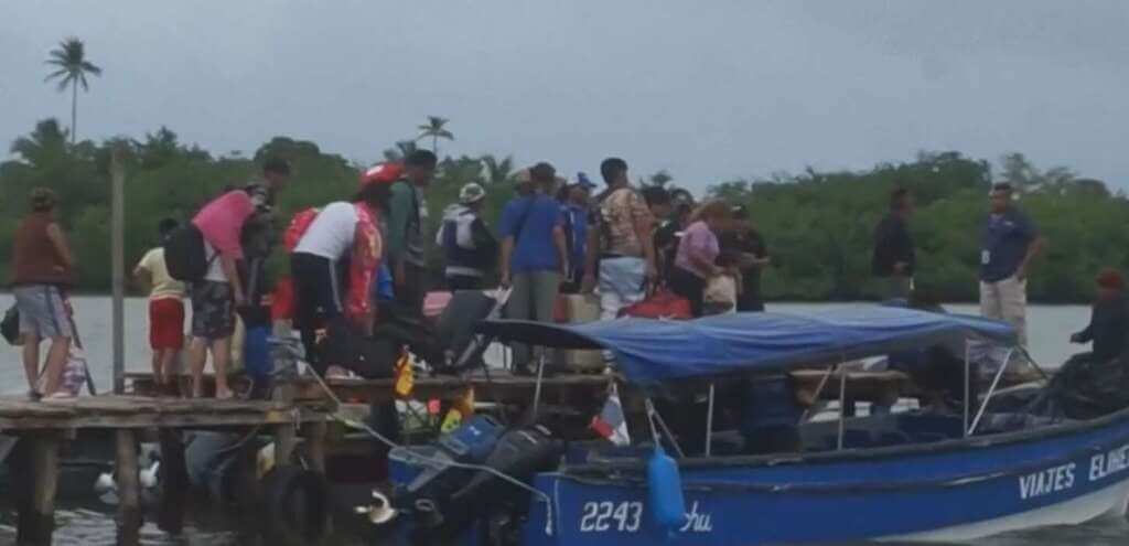 Galleria foto 'Un barcone si ribalta al largo di Panama, morta una bimba di 8 anni: in 20 si salvano' - foto 1