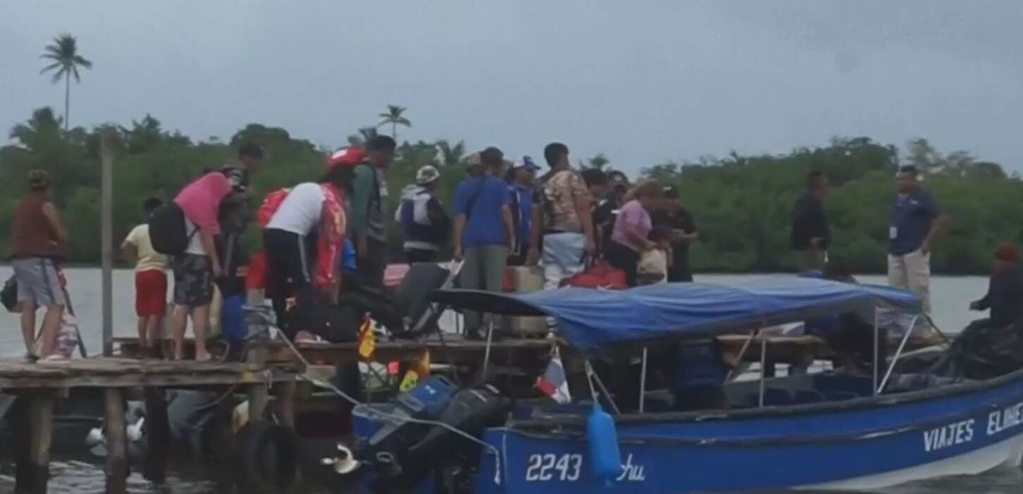 Un barcone si ribalta al largo di Panama, morta una bimba di 8 anni: in 20 si salvano Un barcone si ribalta al largo di Panama, morta una bimba di 8 anni: in 20 si salvano