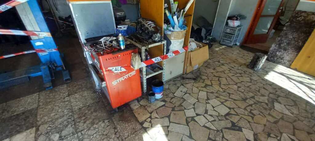 Galleria foto 'Bari, scoperta un’officina abusiva a Carbonara: nei guai titolare e clienti – FOTO' - foto 11