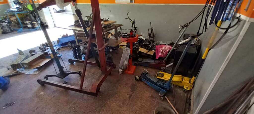 Galleria foto 'Bari, scoperta un’officina abusiva a Carbonara: nei guai titolare e clienti – FOTO' - foto 6