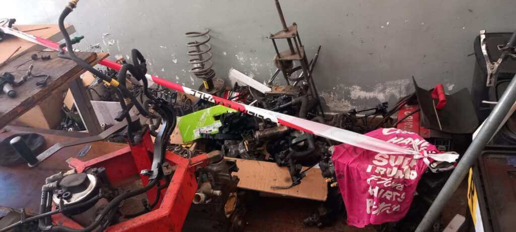 Galleria foto 'Bari, scoperta un’officina abusiva a Carbonara: nei guai titolare e clienti – FOTO' - foto 5