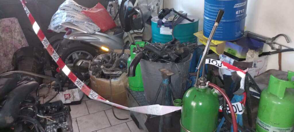 Galleria foto 'Bari, scoperta un’officina abusiva a Carbonara: nei guai titolare e clienti – FOTO' - foto 1