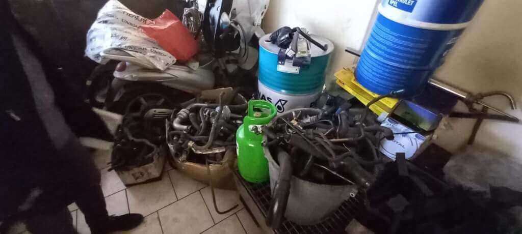 Galleria foto 'Bari, scoperta un’officina abusiva a Carbonara: nei guai titolare e clienti – FOTO' - foto 14