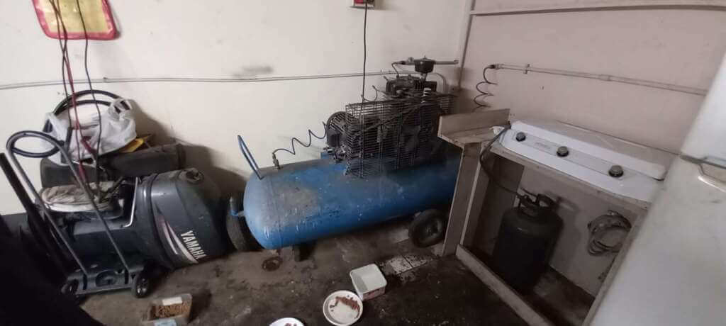 Galleria foto 'Bari, scoperta un’officina abusiva a Carbonara: nei guai titolare e clienti – FOTO' - foto 15