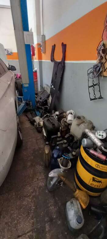 Galleria foto 'Bari, scoperta un’officina abusiva a Carbonara: nei guai titolare e clienti – FOTO' - foto 9