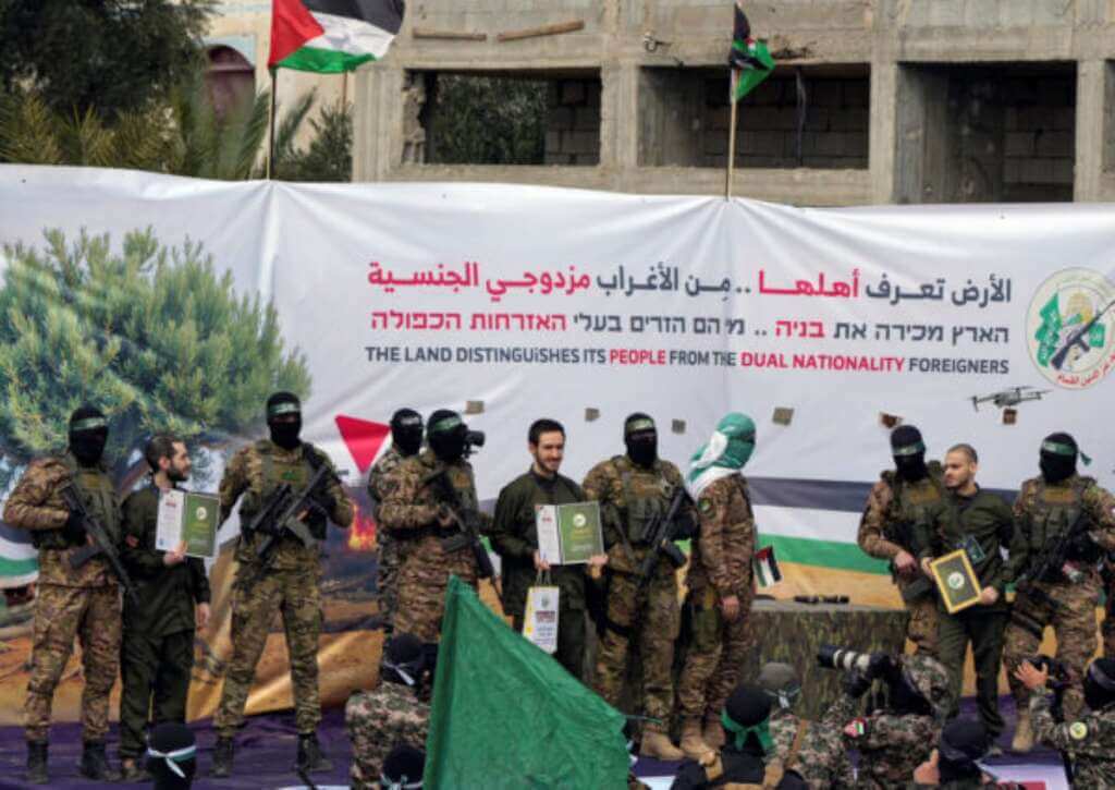 Galleria foto 'Tregua a Gaza, liberi 6 ostaggi israeliani. Ora l’altra fase, Hamas: «Pronti a scambio completo»' - foto 1