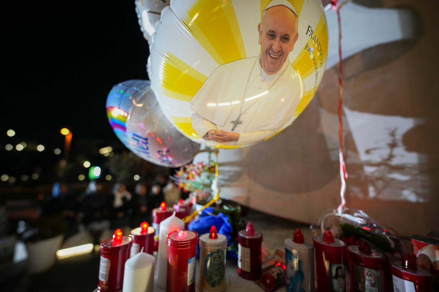 La decima notte di papa Francesco in ospedale: «Ha dormito e sta riposando»