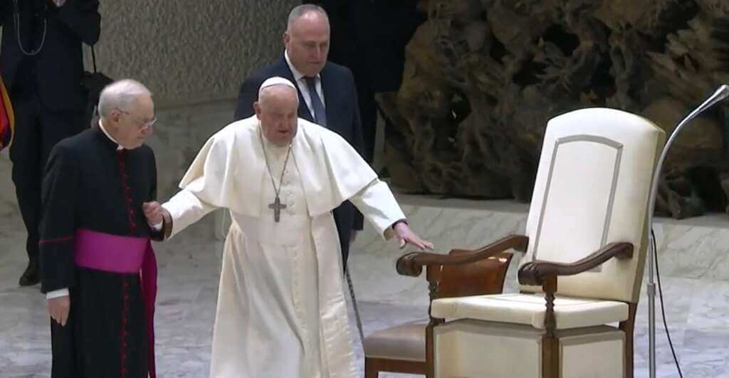 Galleria foto 'Vaticano, imprevisto per papa Francesco: si rompe il bastone' - foto 3