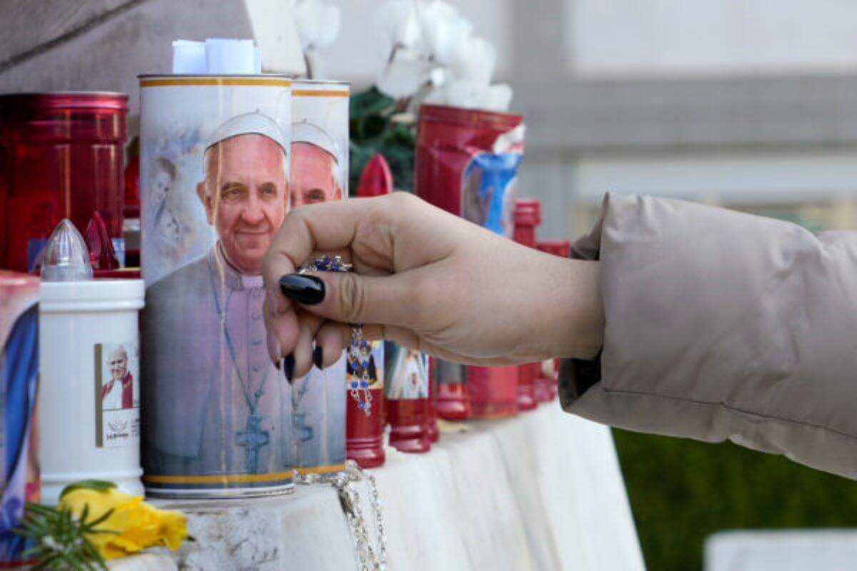 Condizioni critiche per papa Francesco, crisi respiratoria prolungata: necessario l’ossigeno