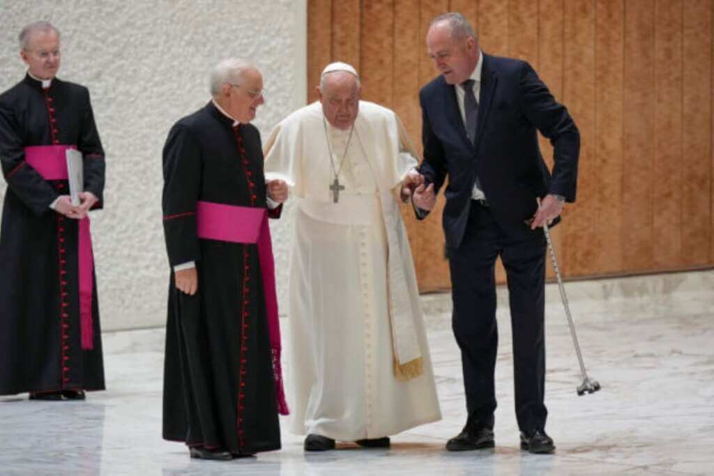 Galleria foto 'Vaticano, imprevisto per papa Francesco: si rompe il bastone' - foto 4