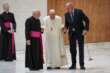 Vaticano, imprevisto per papa Francesco: si rompe il bastone