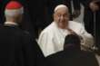 In «lieve miglioramento» le condizioni di Papa Francesco: all’esterno dell’ospedale canti e preghiere